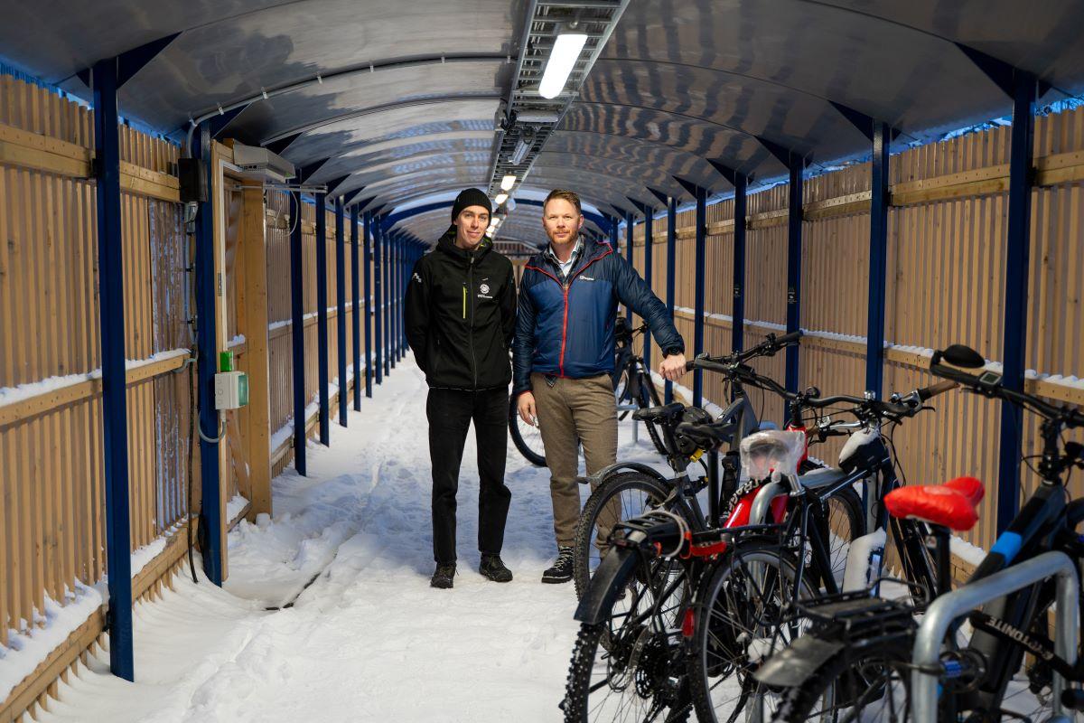 Sigurd og Fredrick-09918.jpg To menn inne på et parkeringsskur for sykler